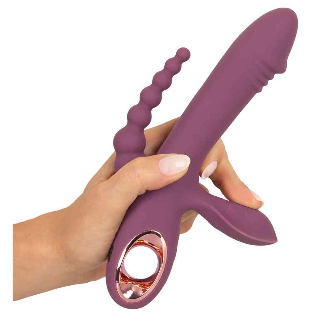 Vibratore viola con testa a coste, orecchie flessibili e coda perlinata, tenuto in mano.