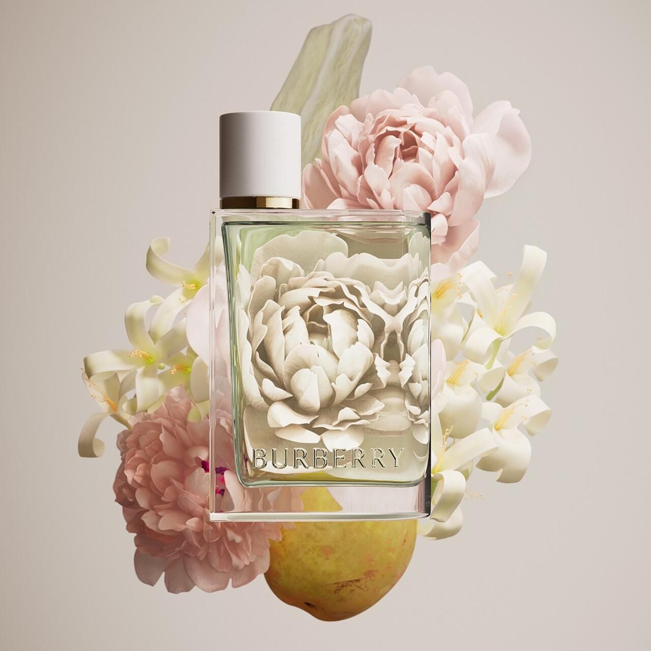 Flacone Burberry Her circondato da fiori. Forma quadrata, tappo bianco, colletto dorato. Logo Burberry.