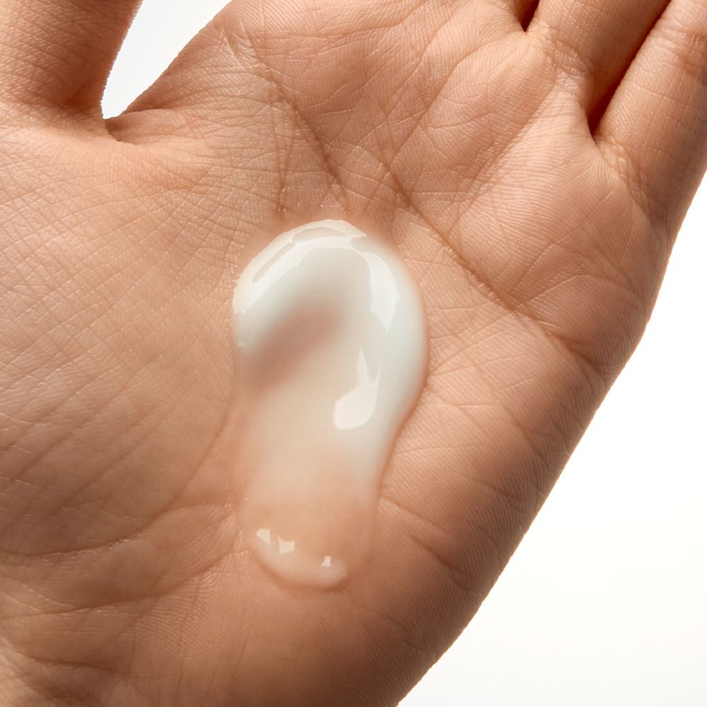Una piccola quantità di crema Numbuzin Pantothenic B5 su un palmo.