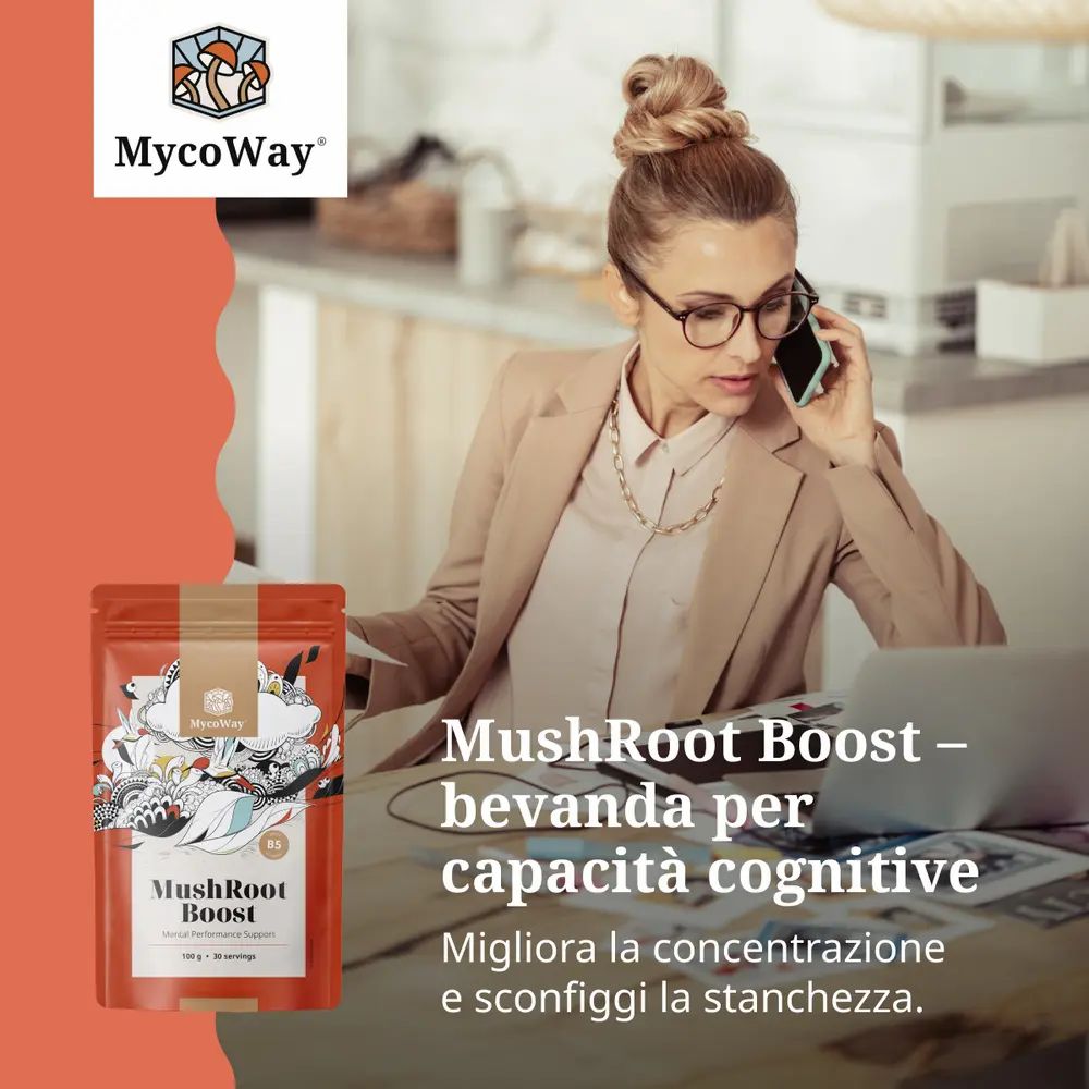 Donna al telefono, accanto a lei una busta MycoWay MushRoot Boost. Testo: Bevanda per capacità cognitive. Migliora la concentrazione.