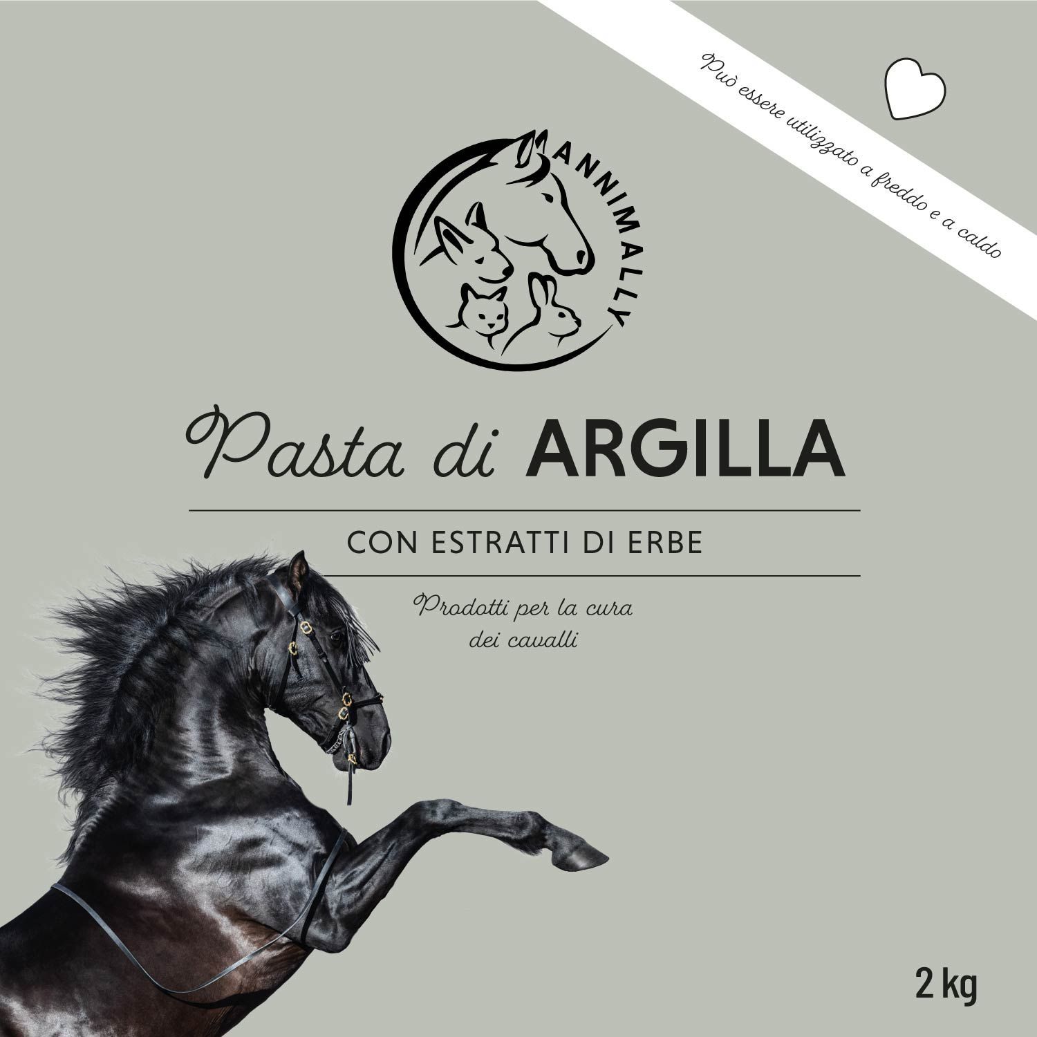 Sfondo grigio con logo: cavallo e animale. Testo: Pasta di Argilla, con estratti di erbe. Immagine: cavallo nero. In basso: 2 kg.
