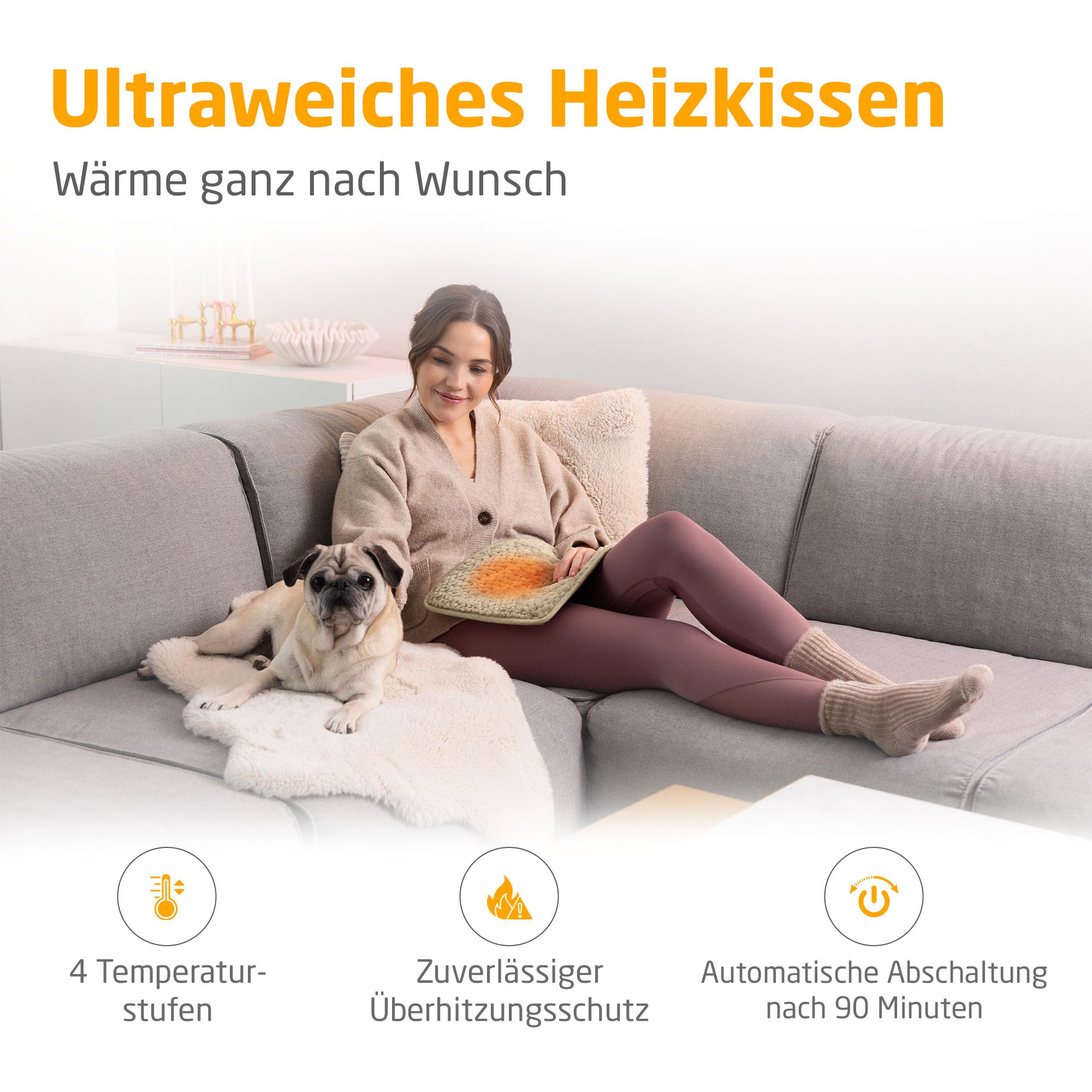 Cuscino riscaldante beige. Donna sul divano con cane. 4 livelli di temperatura, protezione surriscaldamento, spegnimento automatico.