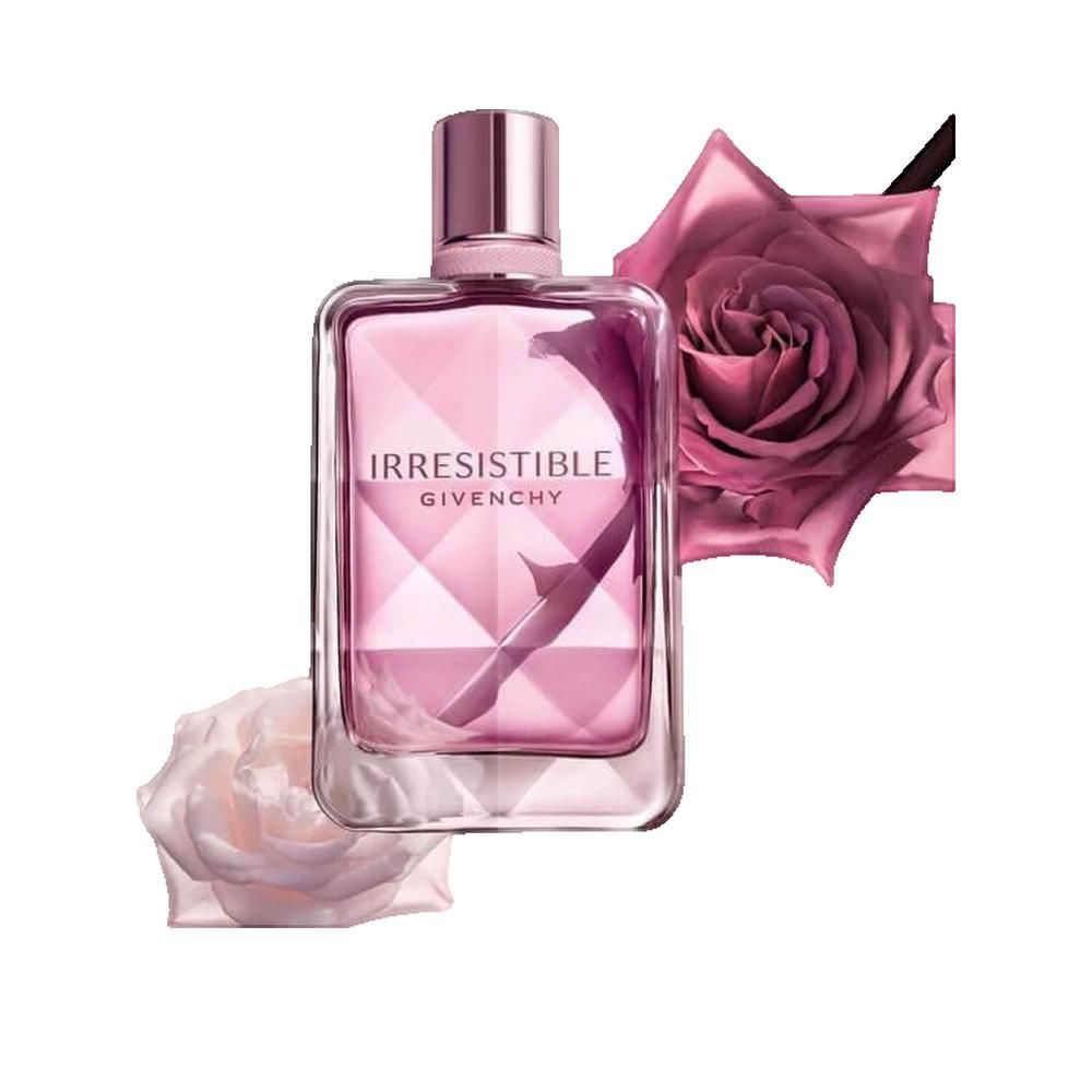 Flacone rosa Irresistible Givenchy con rose. Forma rettangolare, tappo dorato, liquido rosa.