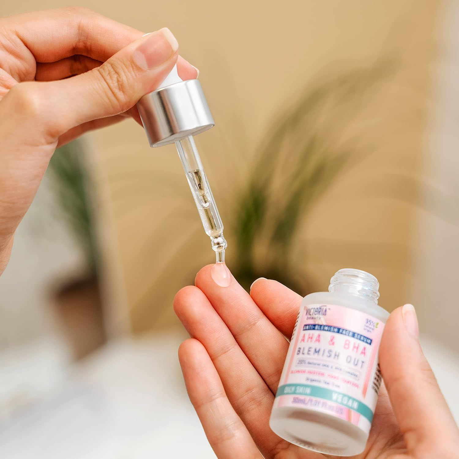 Flacone di siero con pipetta. Scritta: AHA & BHA Blemish Out. Pipetta che versa siero sulla mano.