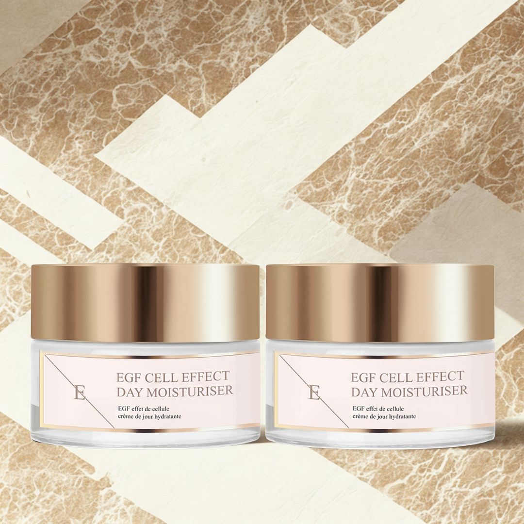Due vasetti di crema idratante giorno con coperchi dorati ed etichette. Scritta: EGF Cell Effect Day Moisturiser. Sfondo geometrico.