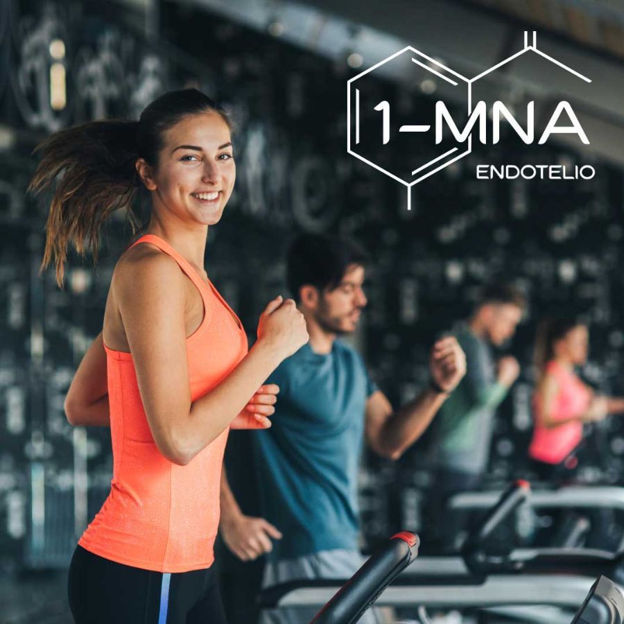 Donna su tapis roulant in palestra. Altre persone sullo sfondo. Logo con 1-MNA e Endotelio.