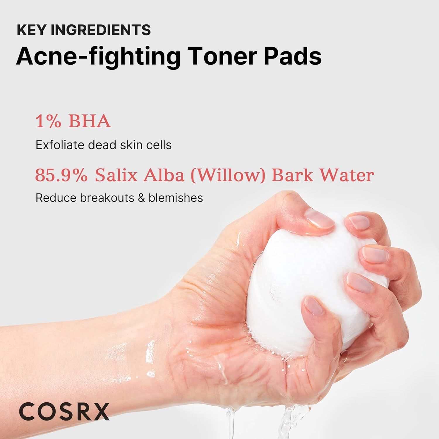 Mano che tiene un pad rotondo e bianco. Gocce d'acqua. Testo: 1% BHA, 85,9% Salix Alba (Willow) Bark Water. Marchio: COSRX.