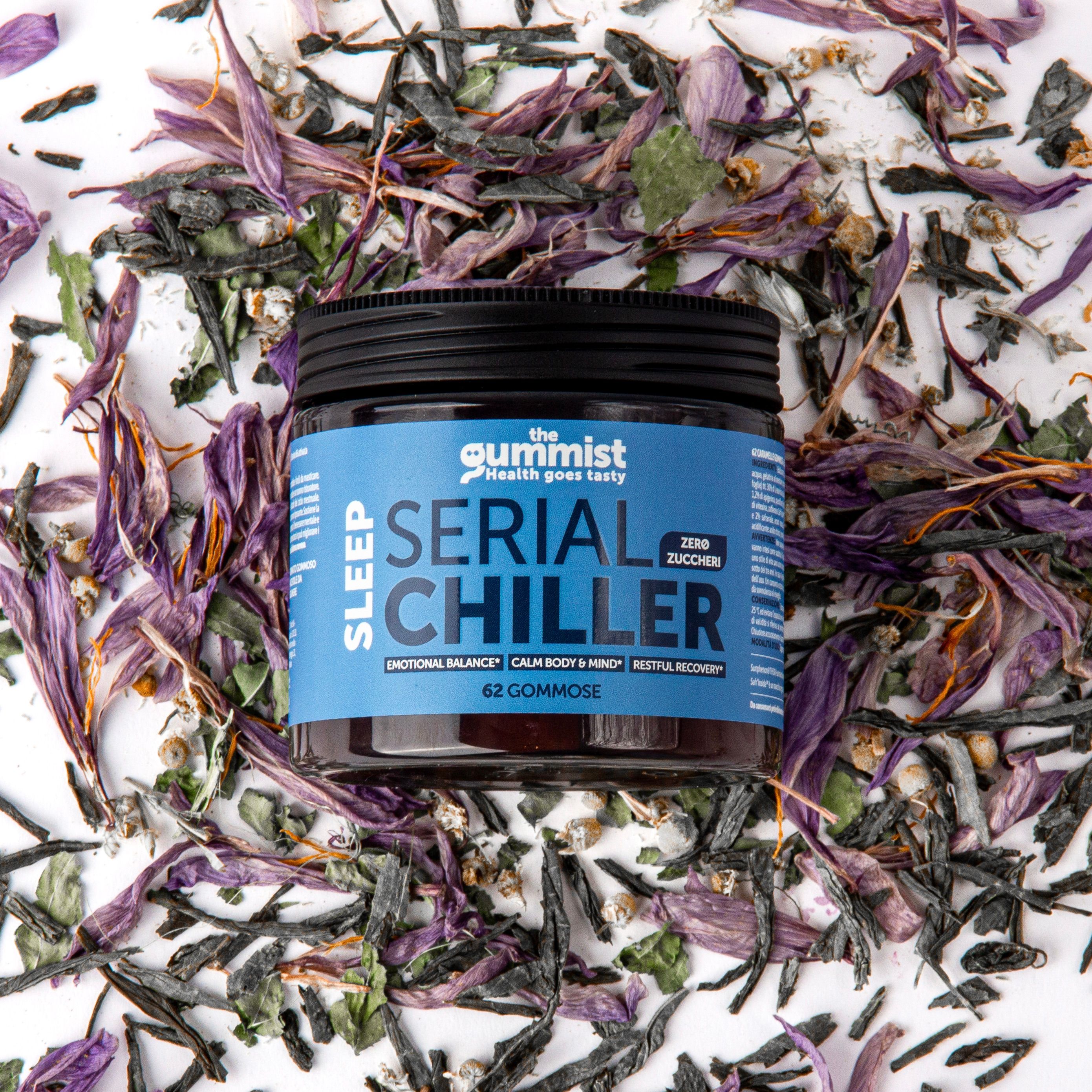 Barattolo scuro con etichetta blu 'Serial Chiller' su fiori e foglie essiccate.