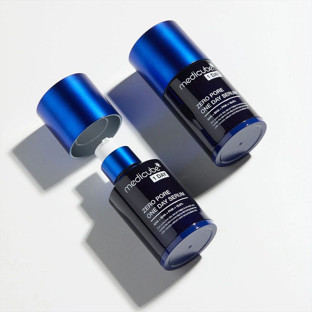 Due flaconi di siero Medicube Zero Pore One Day, uno aperto, su sfondo bianco.