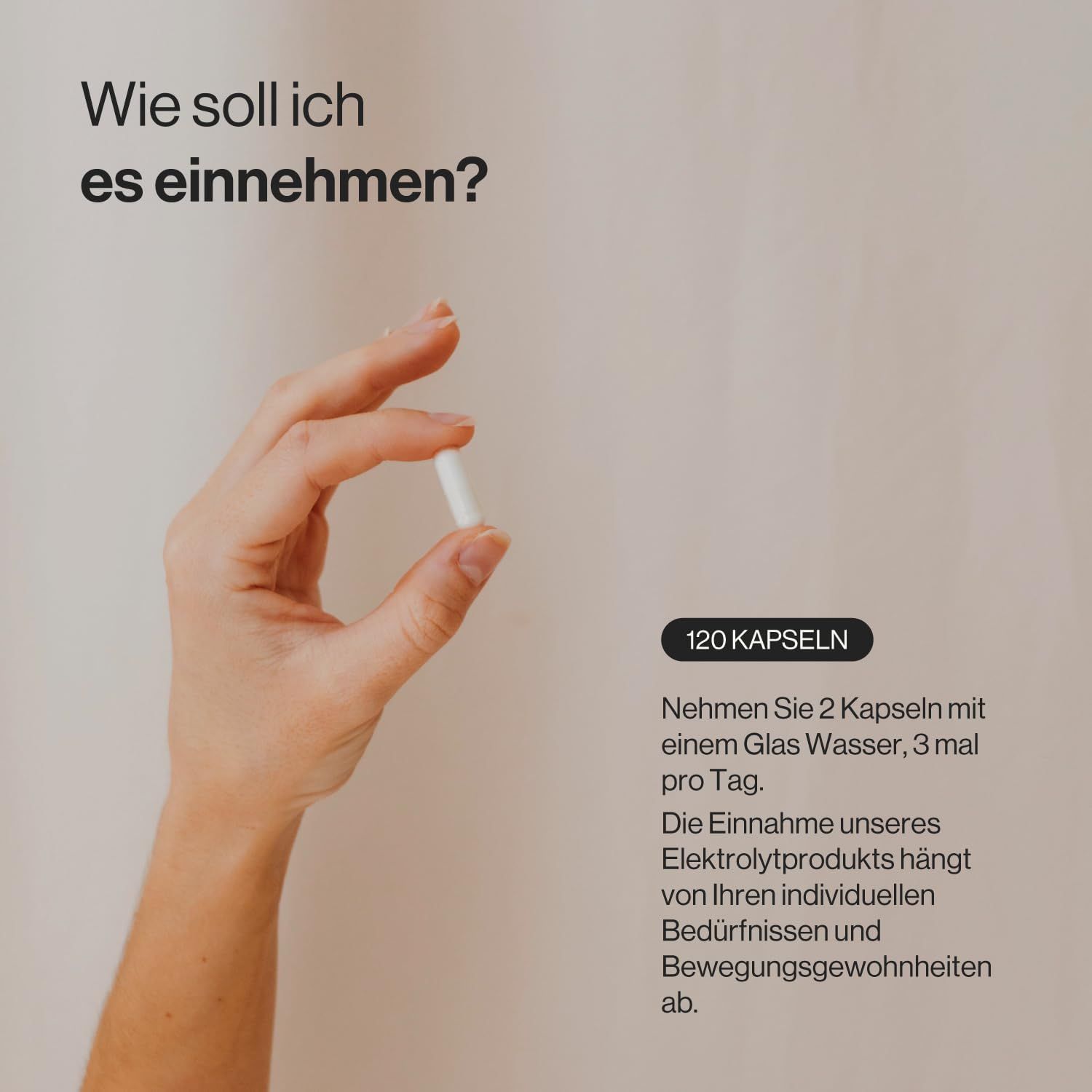 Mano che tiene una capsula bianca. Testo: 120 capsule. Assumere 2 capsule con acqua, 3 volte al giorno.