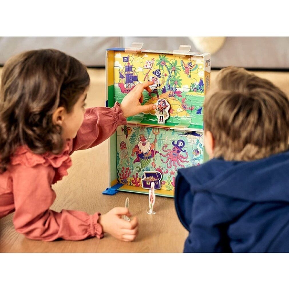 Due bambini giocano con un gioco Puzzle&Play. Il gioco mostra un motivo di pirati. Sono visibili singoli pezzi del puzzle.