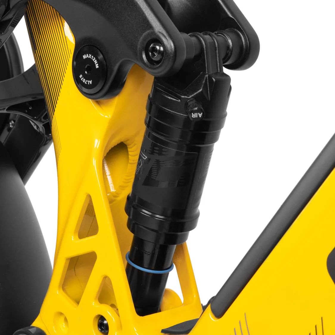 Primo piano dell'ammortizzatore di una e-bike. Telaio giallo, ammortizzatore nero.