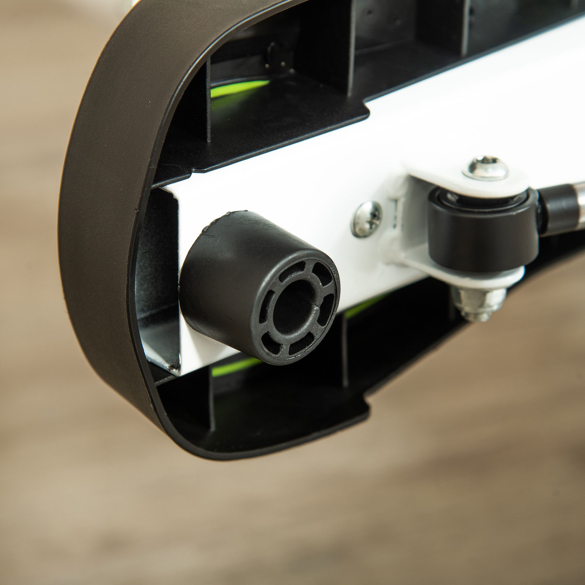 Primo piano del piede dello stepper. Gomma nera, metallo bianco. Dettaglio della costruzione.