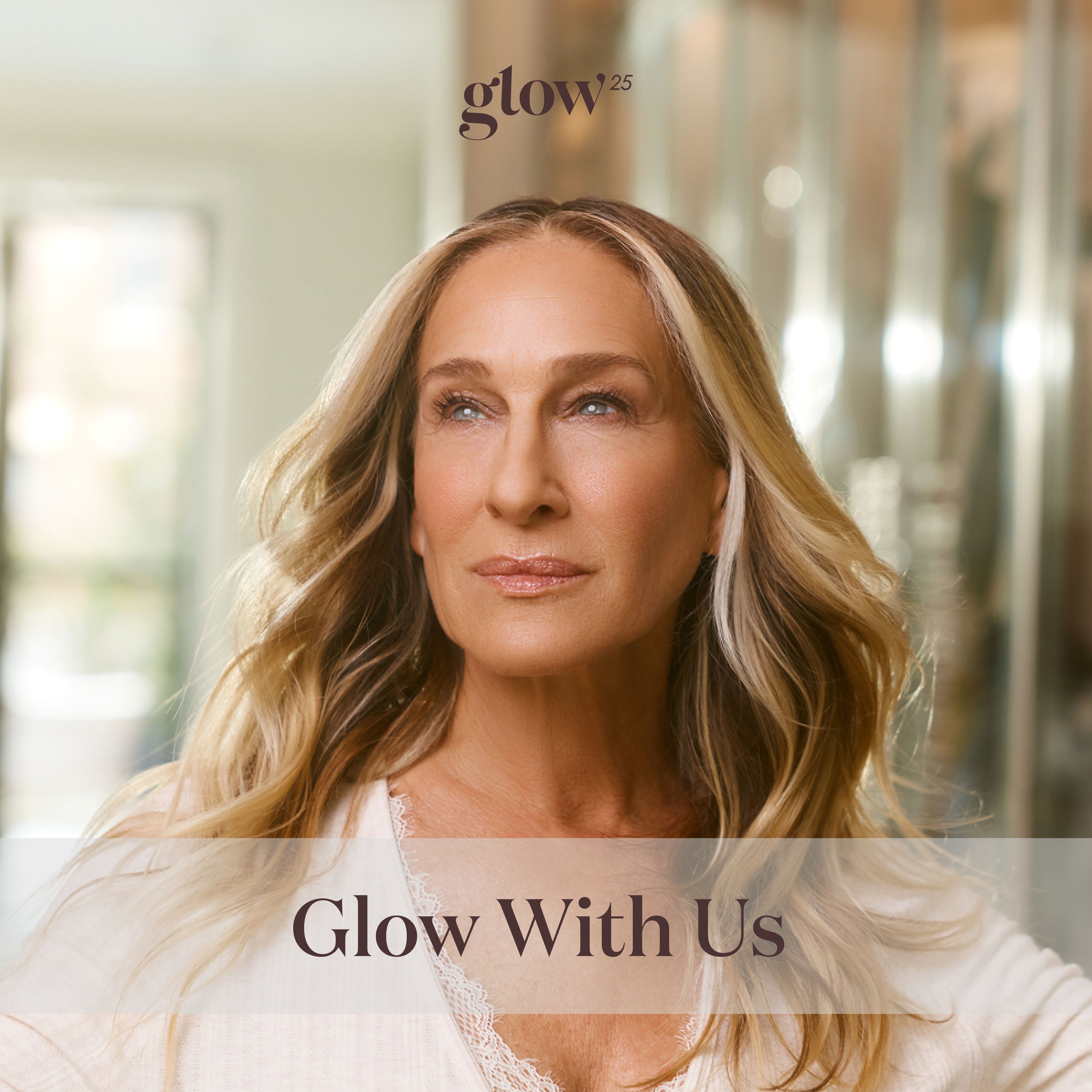 Ritratto di una donna. Testo: Glow With Us.