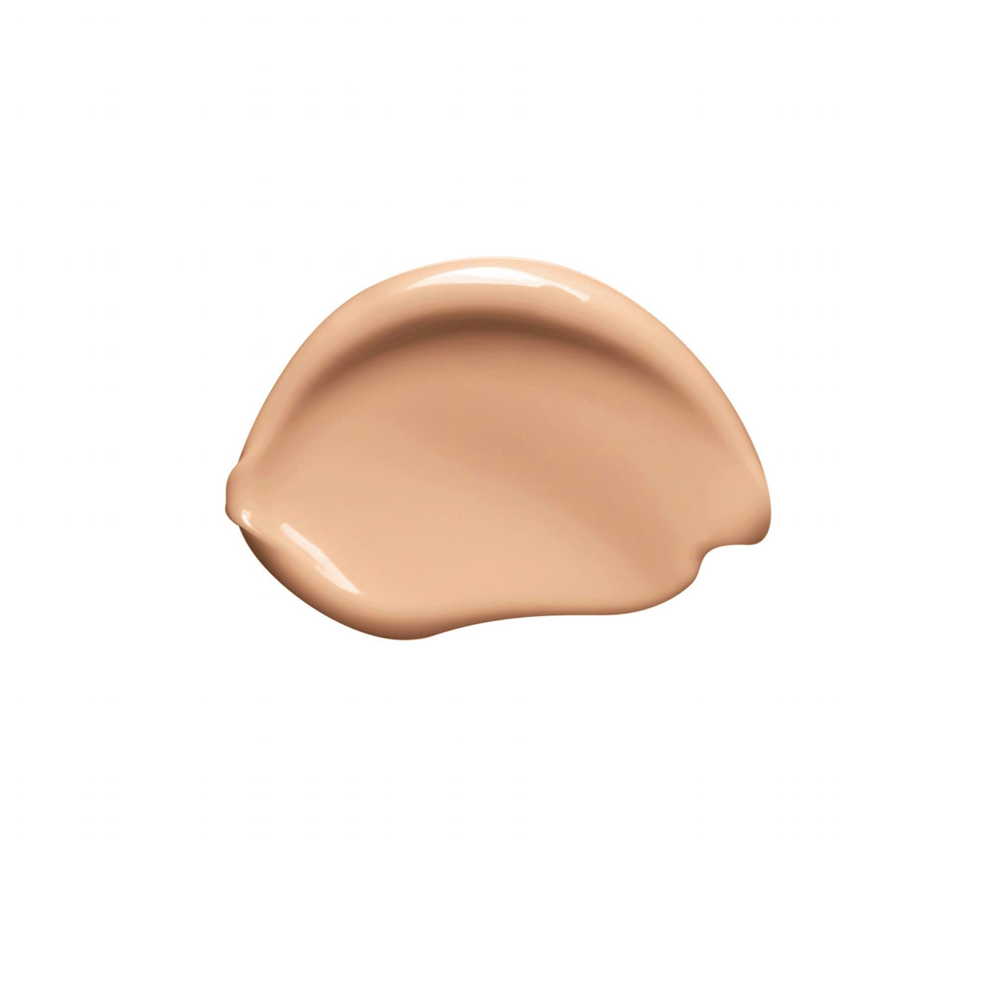 Macchia di colore beige chiaro. Texture cremosa. Su sfondo bianco.