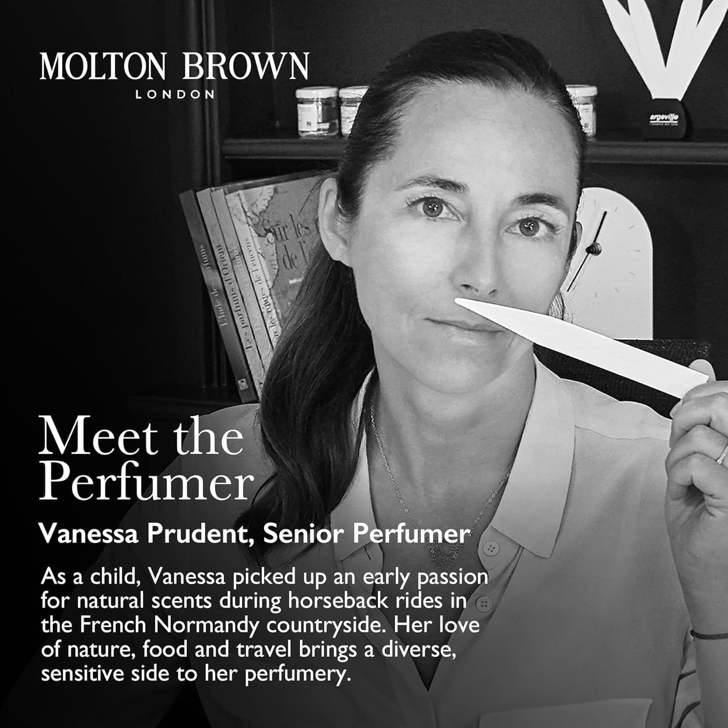 Ritratto in bianco e nero di una donna che tiene una striscia profumata. Testo: Meet the Perfumer.
