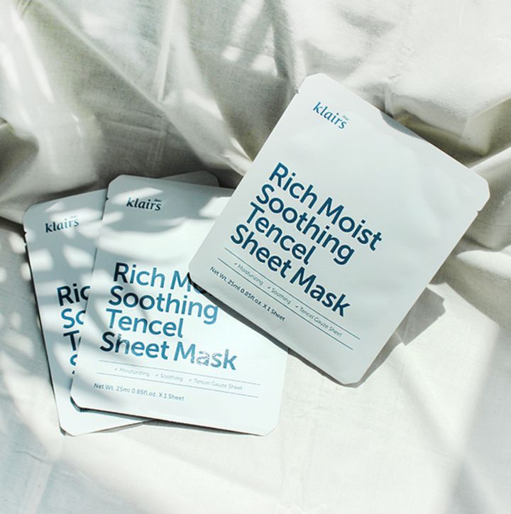 Più bustine bianche "Rich Moist Soothing Tencel Sheet Mask" di Klairs. Disposte su tessuto chiaro.