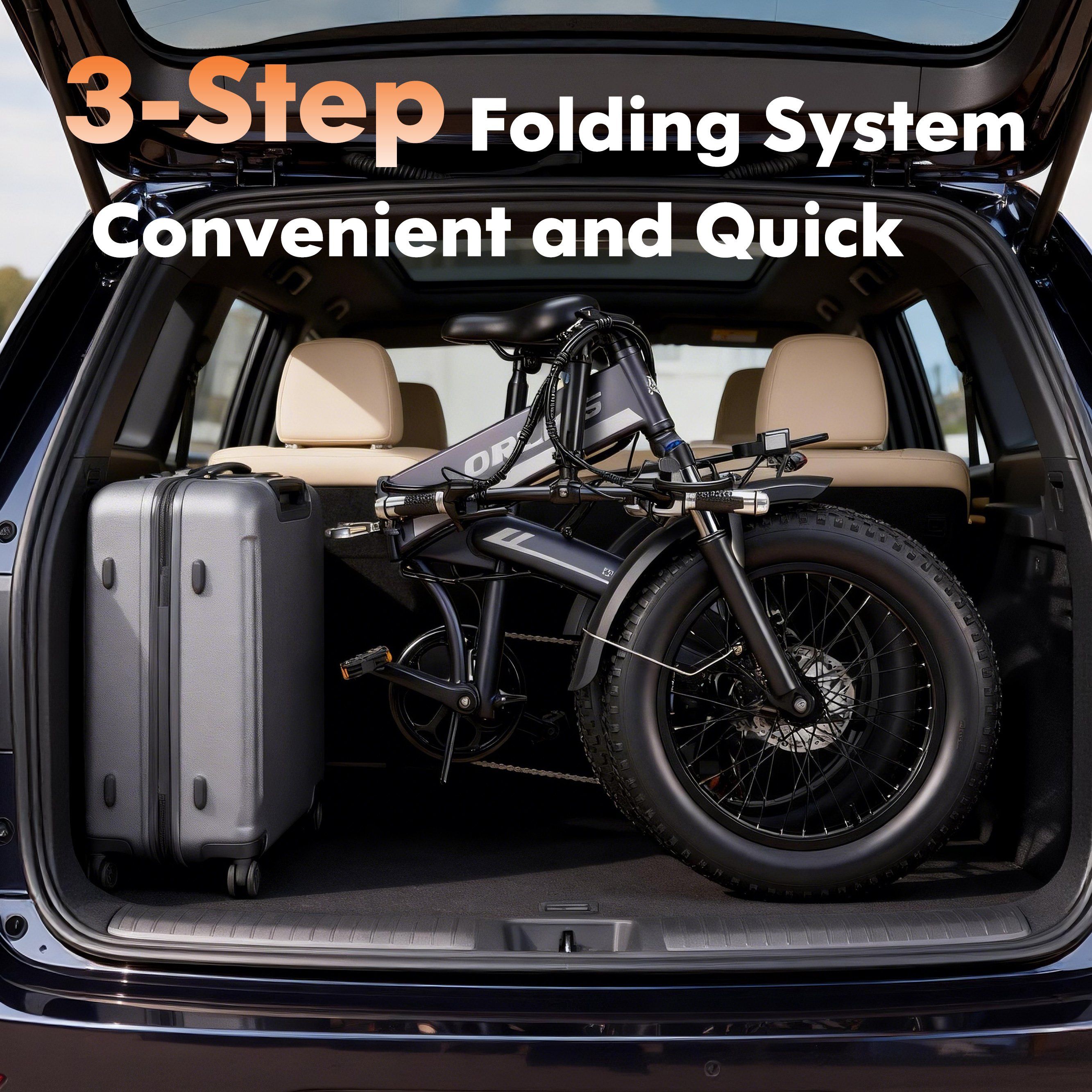 Bicicletta elettrica nera piegata nel bagagliaio di un'auto. Una valigia è accanto. Testo: 3-Step Folding System.