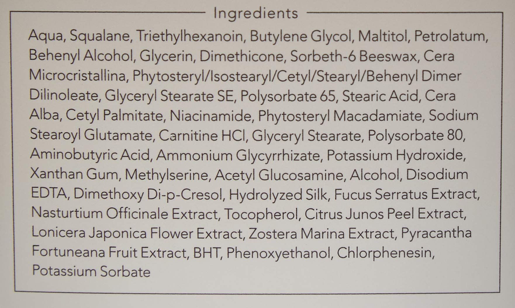 Testo con ingredienti: Aqua, Squalane, Triethylhexanoin, Butylene Glycol, Maltitol, Petrolatum, Behenyl Alcohol, Glycerin, Dimethicone, etc.
