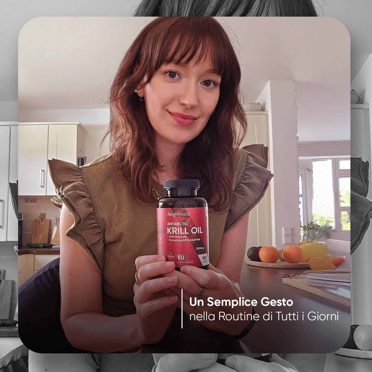 Donna tiene flacone di olio di krill. Testo: Un Semplice Gesto nella Routine di Tutti i Giorni. Cucina sullo sfondo.