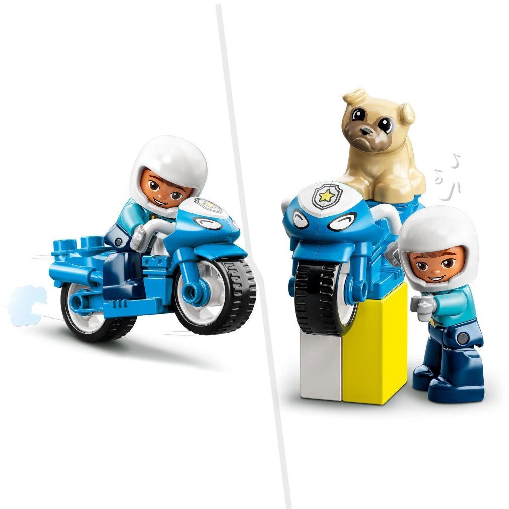 Due scene: moto della polizia blu con pilota e cane. Seconda scena: moto, cane e personaggio.