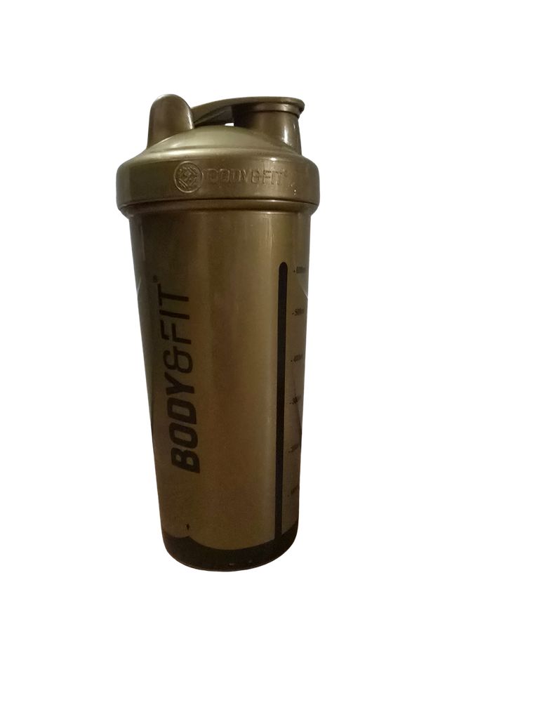 Shaker dorato con scritta nera BODY&FIT. Scala di misurazione laterale. Coperchio con apertura per bere.