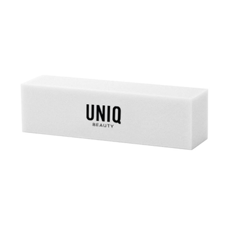 Buffer per unghie bianco con logo nero "UNIQ BEAUTY". Forma rettangolare.