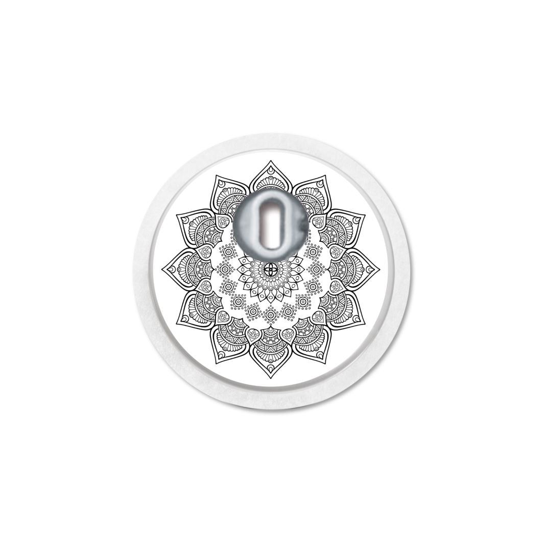 Adesivo rotondo con motivo mandala e sensore centrale. Design in bianco e nero.