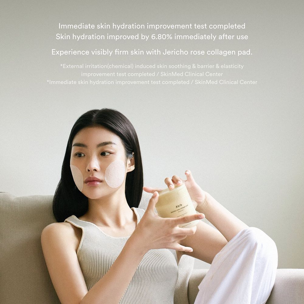 Donna con cuscinetti sulle guance, tiene un contenitore. Testo: "Jericho rose collagen pad".