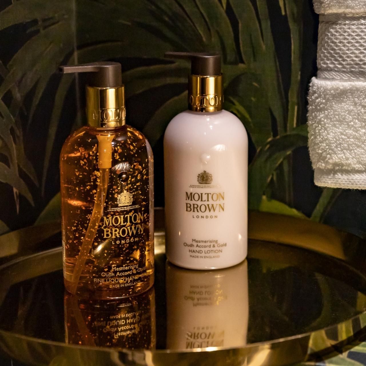 Due prodotti Molton Brown su un vassoio. Sapone per le mani e lozione per le mani. Sfondo: bagno.