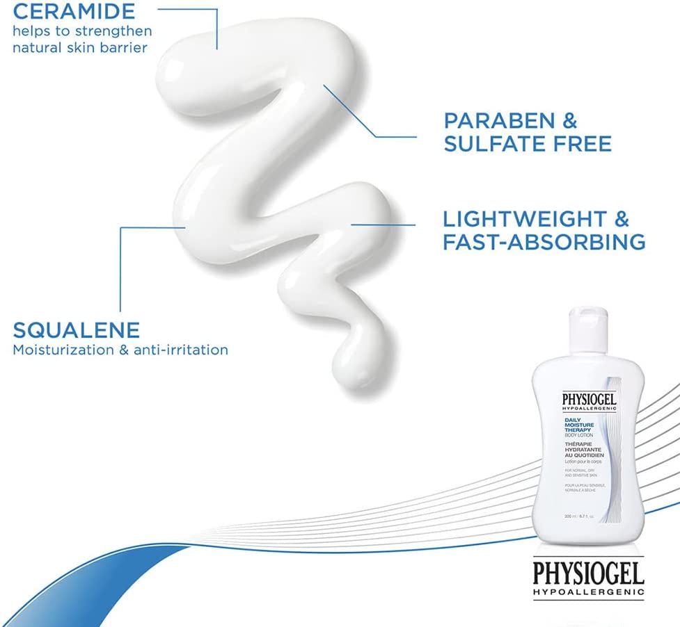 Traccia di lozione bianca con testo: Ceramidi, Squalene, Senza parabeni e solfati, leggera e ad assorbimento rapido. Bottiglia piccola sullo sfondo.