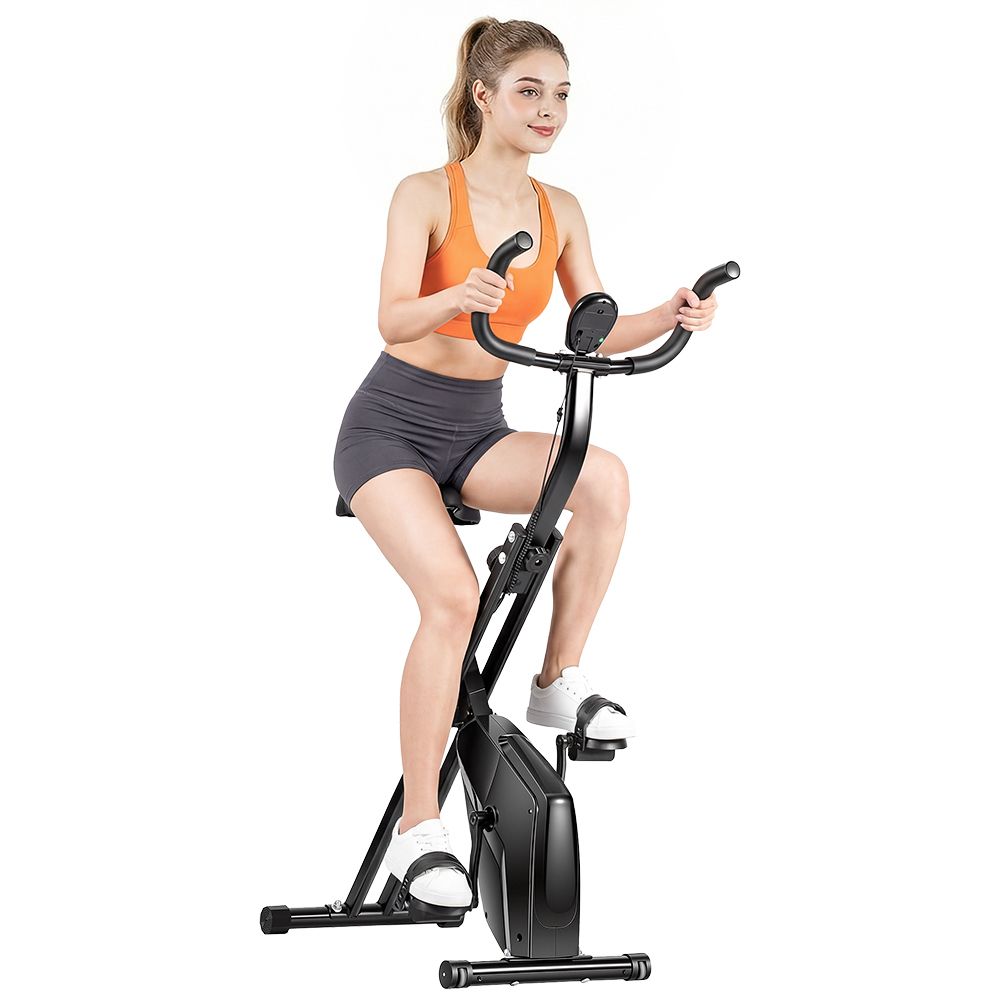 Donna su cyclette pieghevole nera. Abbigliamento sportivo. La bici ha un display.