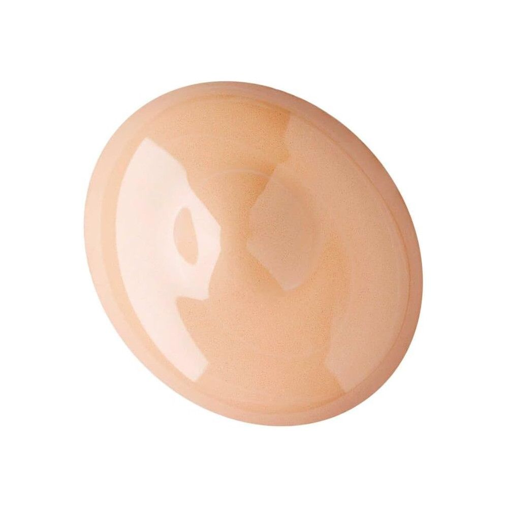 Goccia di fondotinta beige. Forma ovale, lucida. Su sfondo bianco.
