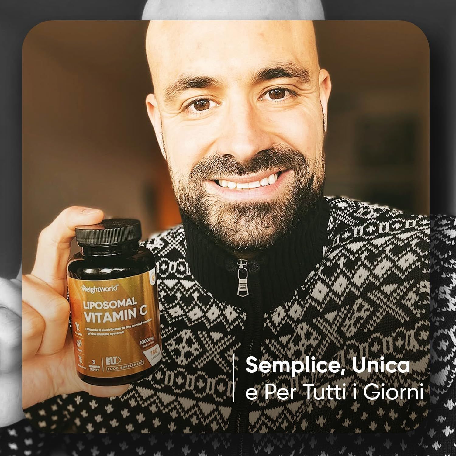 Uomo tiene flacone WeightWorld Liposomales Vitamin C. Scritta: Semplice, Unica, Per tutti i giorni.