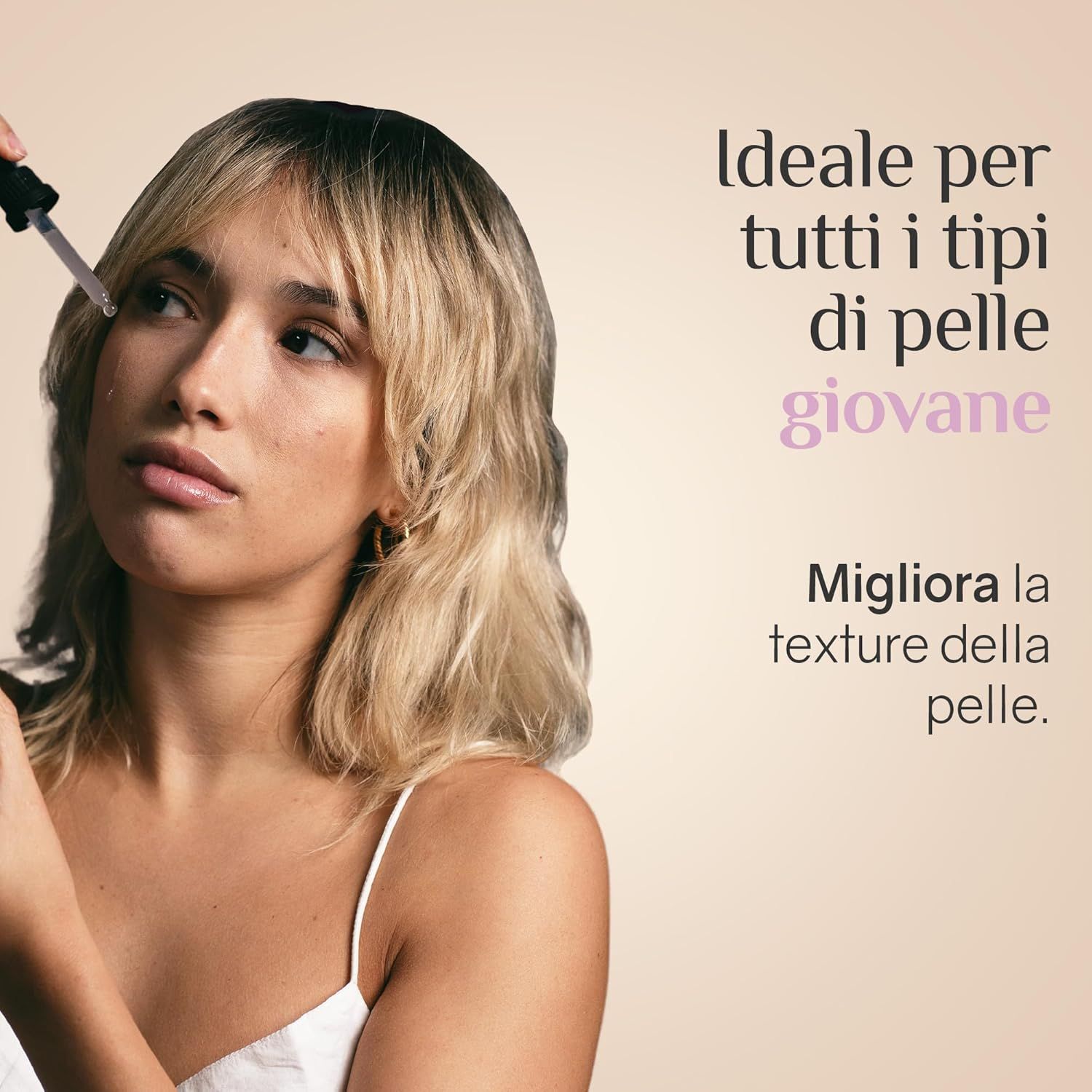 Giovane donna con siero. Donna che tiene in mano un flacone di siero. Testo: Ideale per pelli giovani. Migliora la texture.