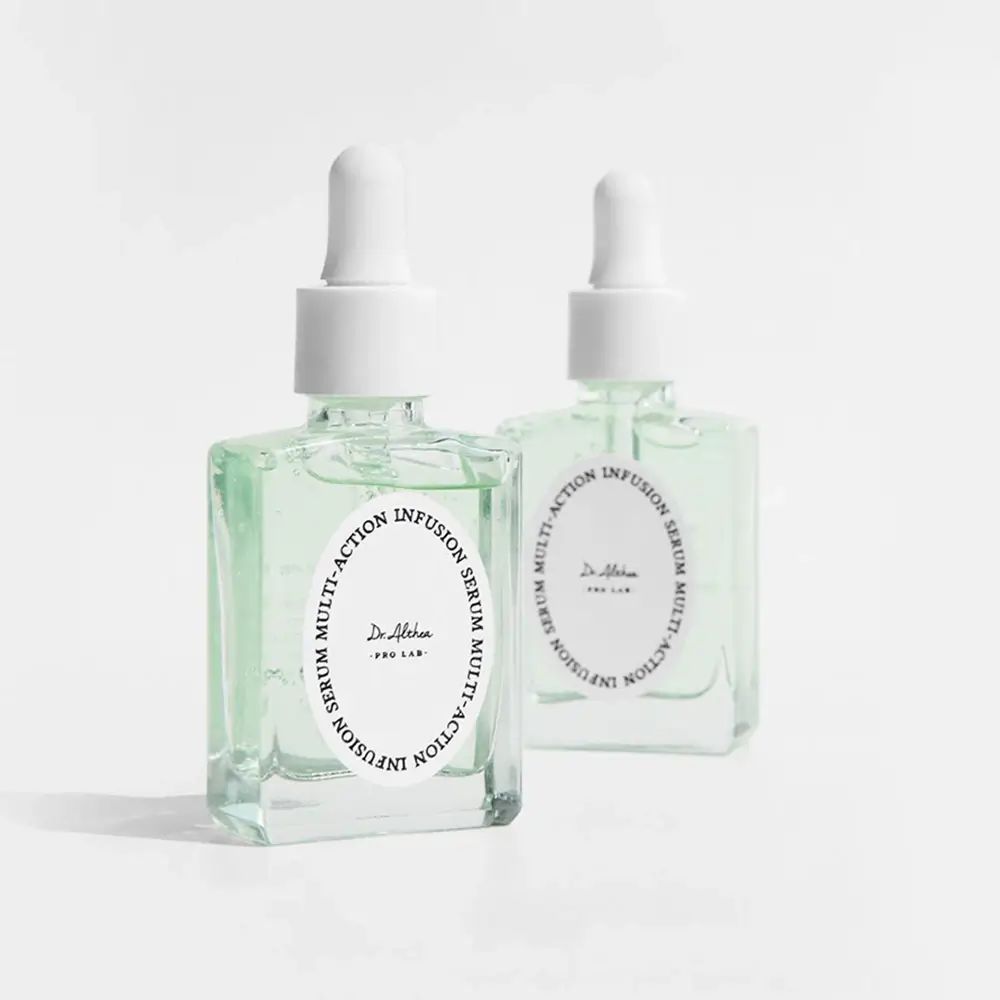 Due flaconi quadrati di vetro con siero. Scritta: Multi-Action Infusion Serum.