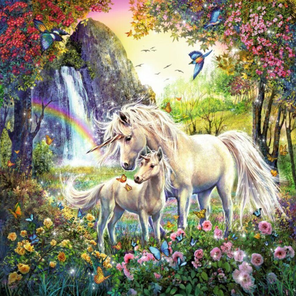 Puzzle con due unicorni in una foresta. Cascata, arcobaleno e farfalle. Piante e alberi verdi.