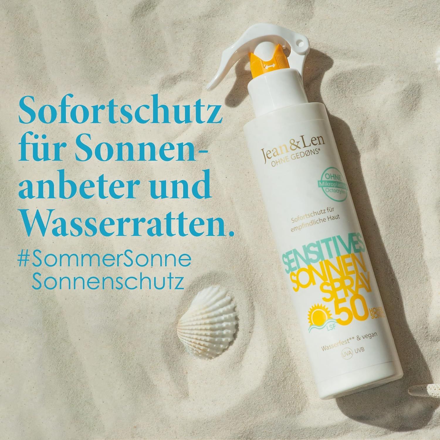 Spray solare su sabbia. Testo: Protezione istantanea per gli amanti del sole e dell'acqua. #SummerSunSunscreen. Conchiglia.