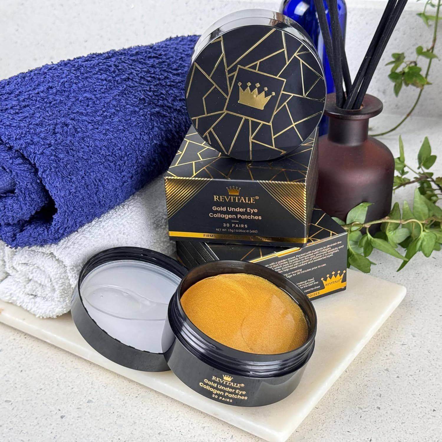 Barattolo nero con patch dorati, confezione accanto. Testo: Revitale Gold Under Eye Collagen Patches. 30 paia.