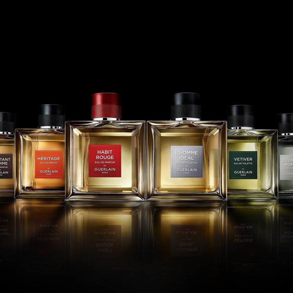 Diversi flaconi Eau de Toilette. Flaconi quadrati con etichette e tappi diversi.