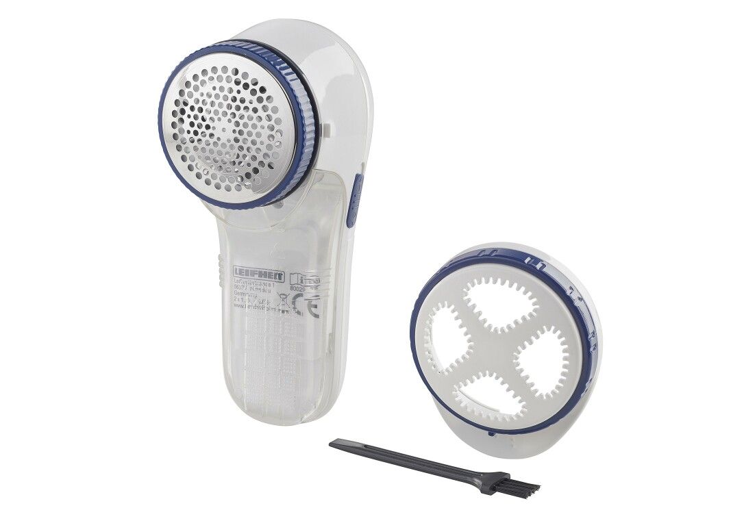 Rasatura elettrica per pelucchi, spazzola per la pulizia e ricambio. Bianco, blu. Contenitore trasparente.