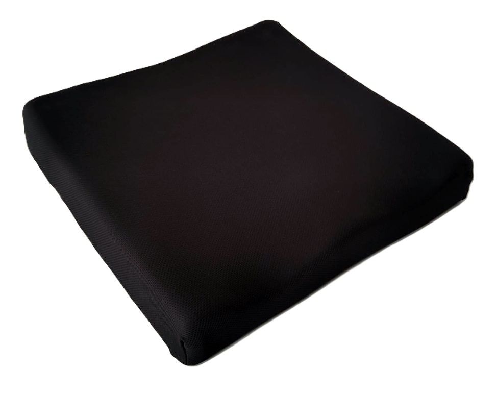 Cuscino quadrato nero. Superficie in tessuto nero liscio. Forma semplice e rettangolare.