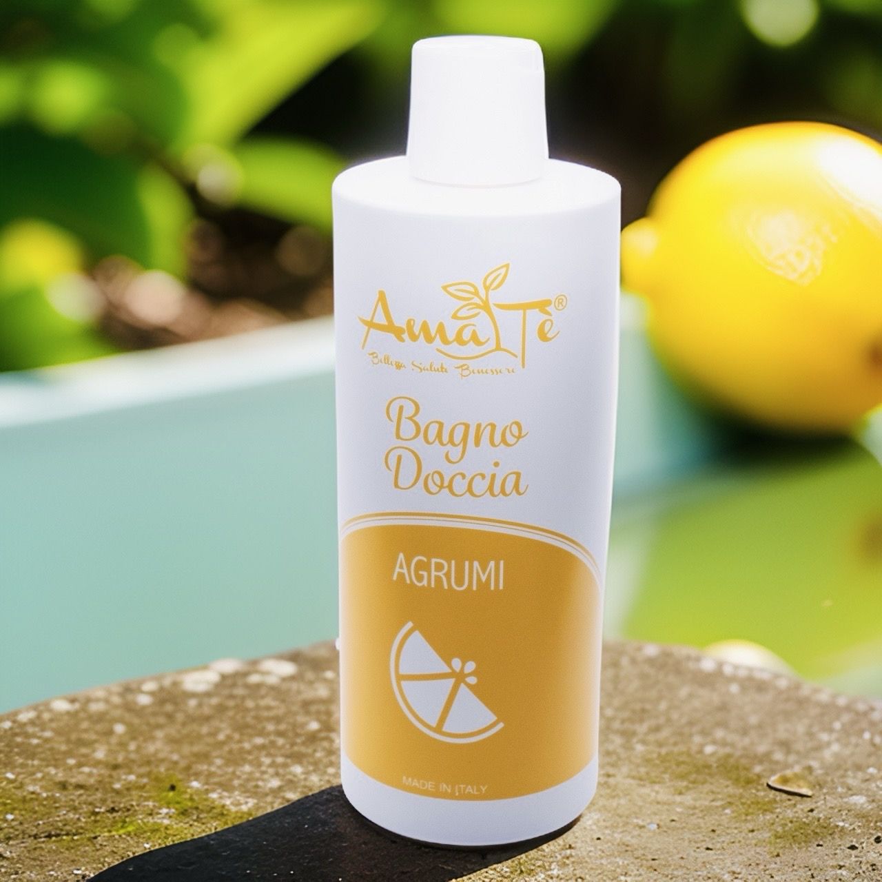 Flacone bianco Amatè Bagnodoccia Agrumi con etichetta gialla. Limone sullo sfondo. Scritta: Agrumi. Prodotto in Italia.
