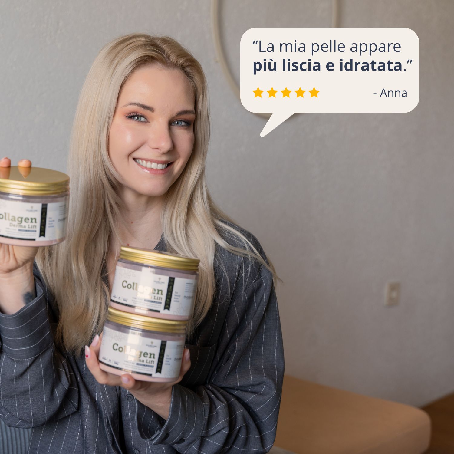 Donna tiene due barattoli di Golden Tree Collagen Derma Lift. Citazione: Pelle più liscia.