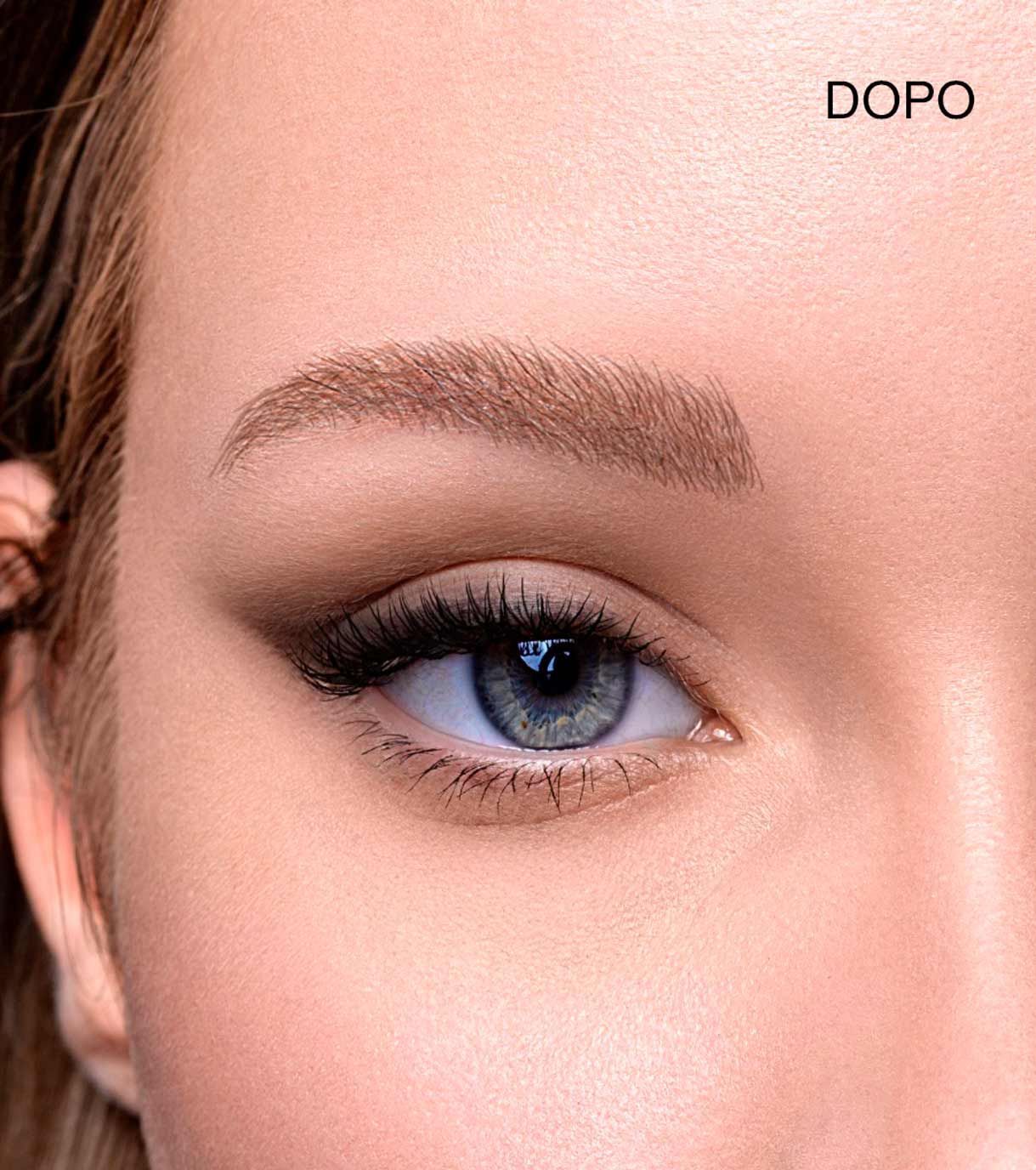 Primo piano di un occhio con trucco drammatico, inclusi eyeliner e mascara. In alto a destra c'è scritto 'DOPO'.