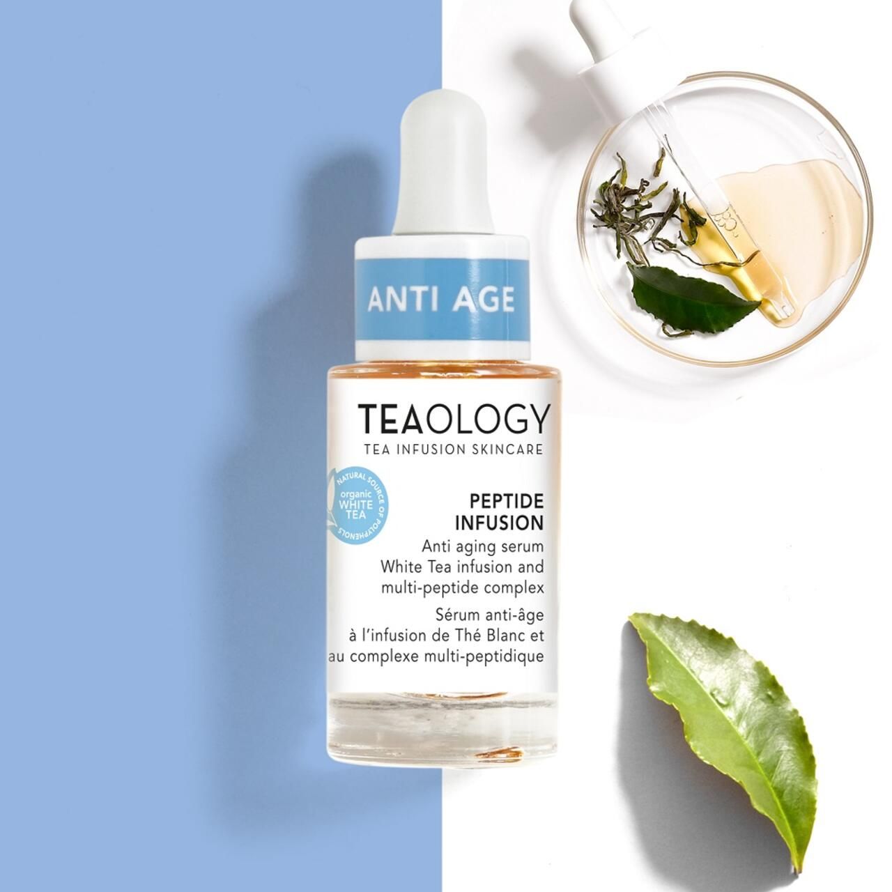 Flacone di siero con pipetta, accanto foglie di tè e una ciotola di liquido. Scritta: ANTI AGE, TEAOLOGY, PEPTIDE INFUSION. Contiene infusione di tè bianco e complesso multi-peptidico.