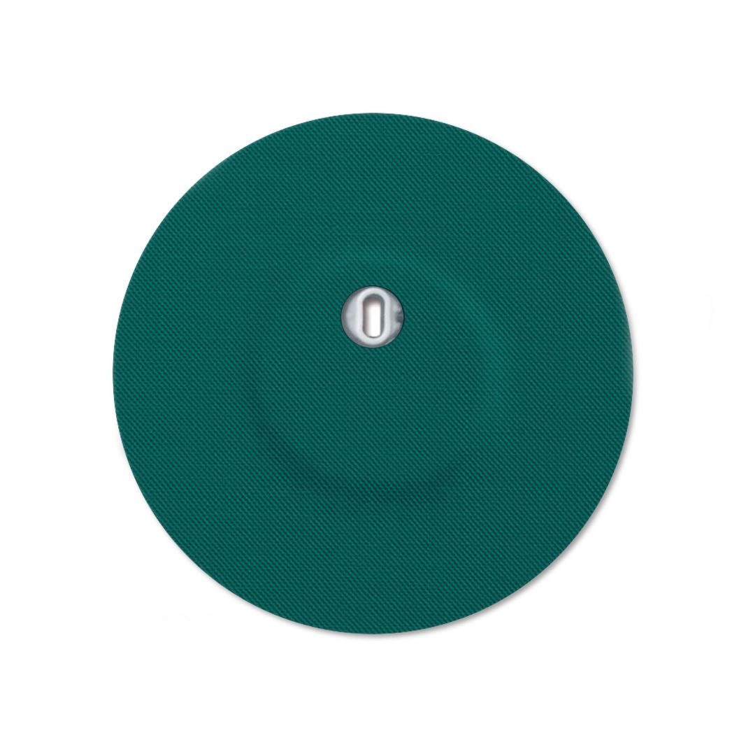 Cerotto rotondo verde con foro di ventilazione. Parte metallica centrale.