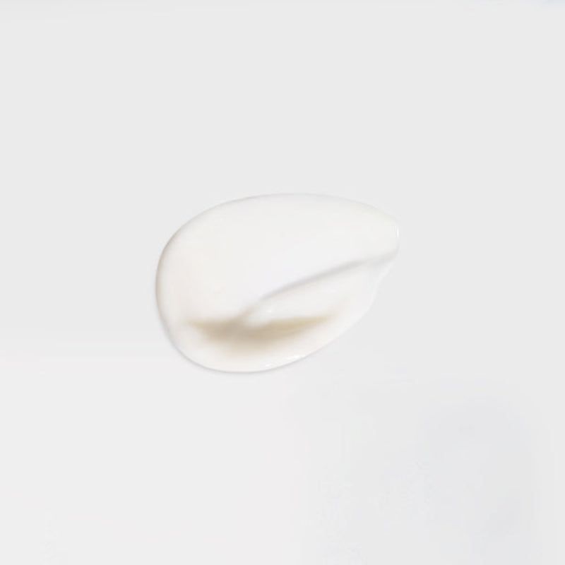 Goccia di crema per occhi su sfondo bianco.