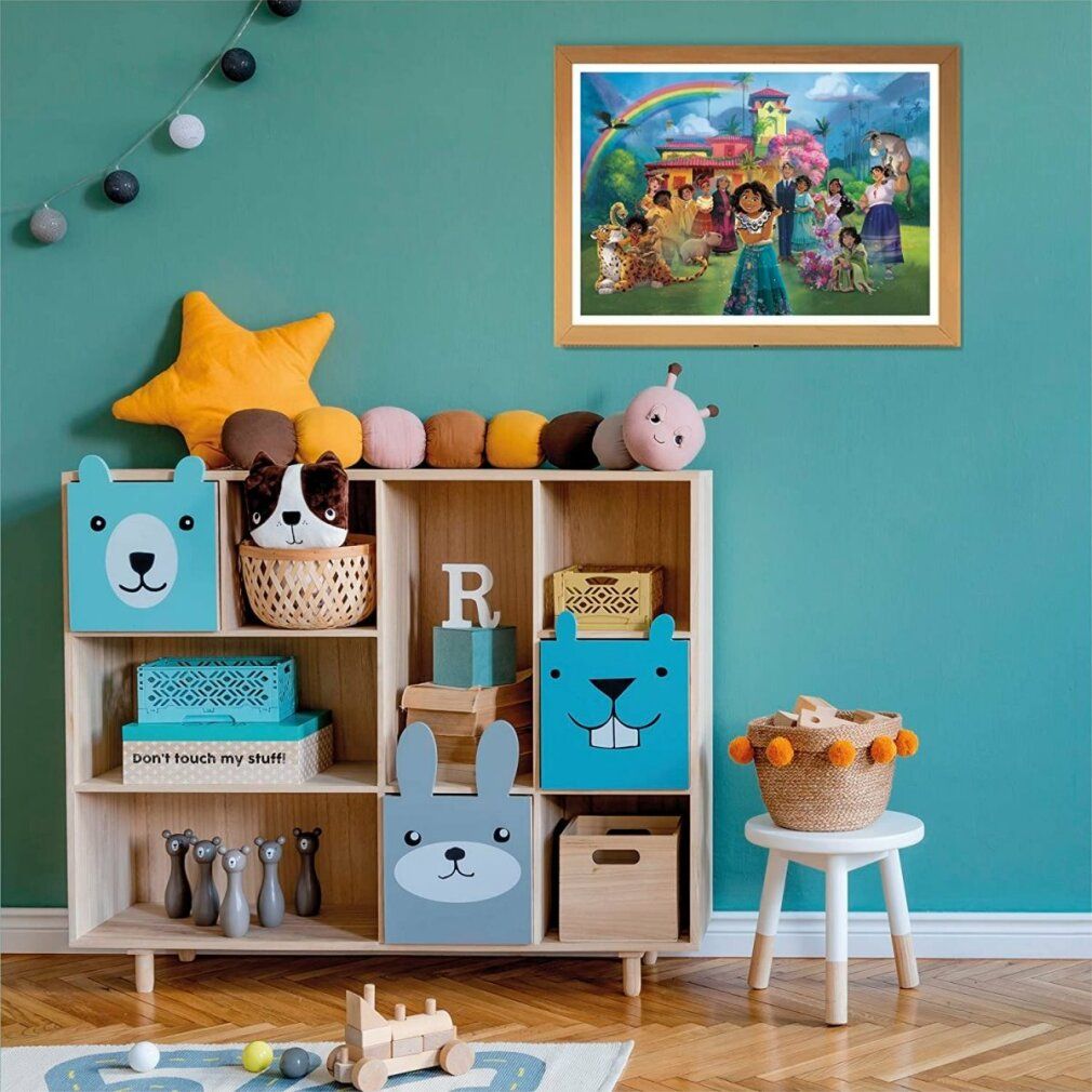 Puzzle con motivo Encanto incorniciato su un muro. Scena con personaggi davanti a una casa con arcobaleno. Decorazione.