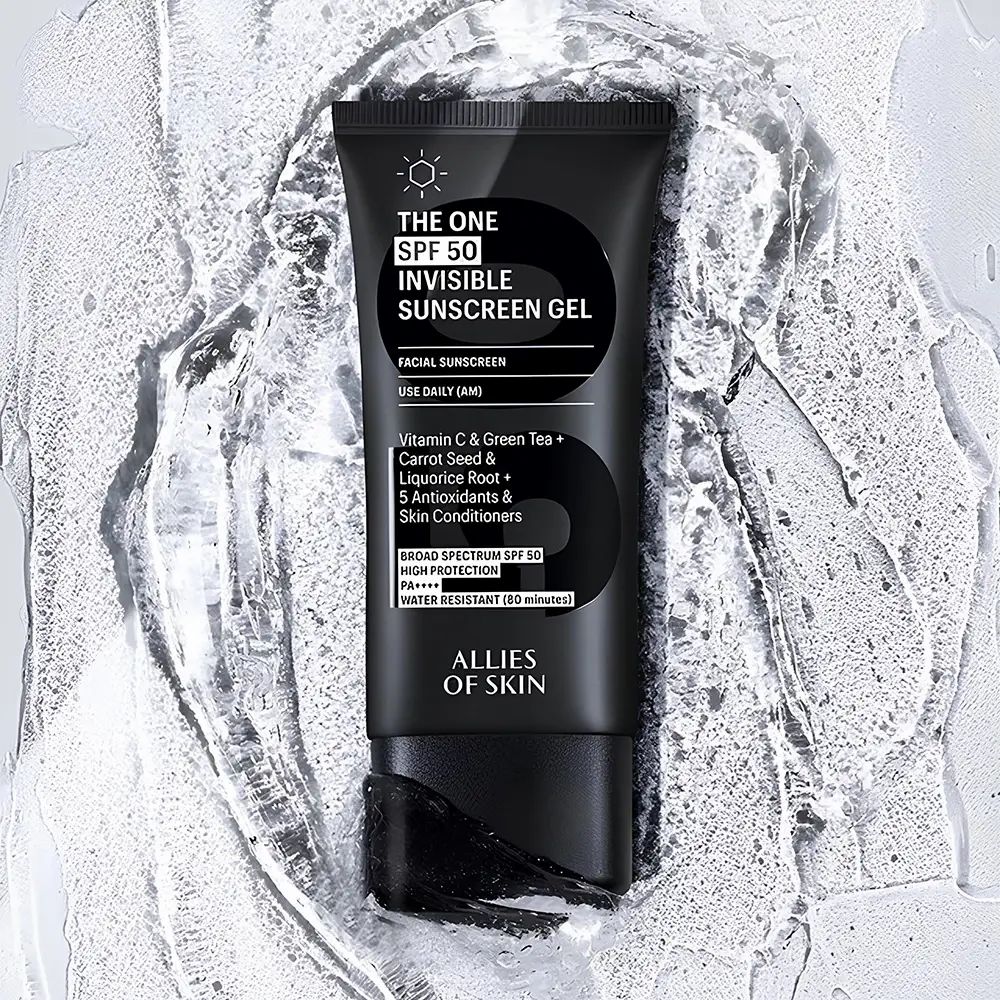Tubo nero con scritta THE ONE SPF 50 INVISIBLE SUNSCREEN GEL. Contiene vitamina C, tè verde e altri ingredienti. Marchio: ALLIES OF SKIN.